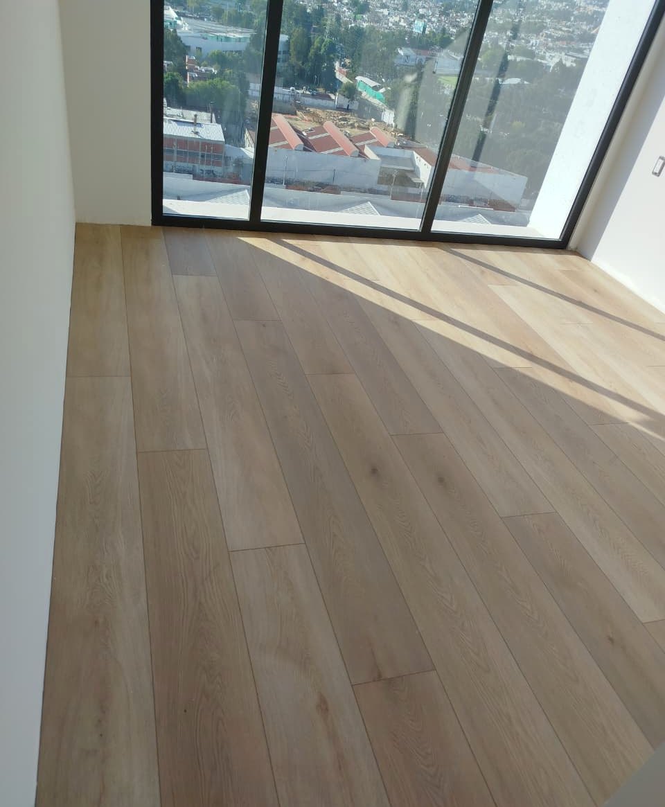 Piso SPC BODEN Smooth Oak instalado en torre Arcos Bosques
