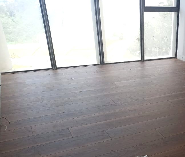 Piso SPC BODEN tono oscuro instalado en residencia con vista