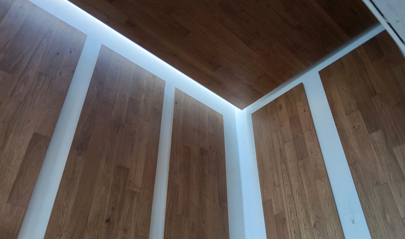 Madera de ingeniería CAPPA Terra en muros y plafón con cove light
